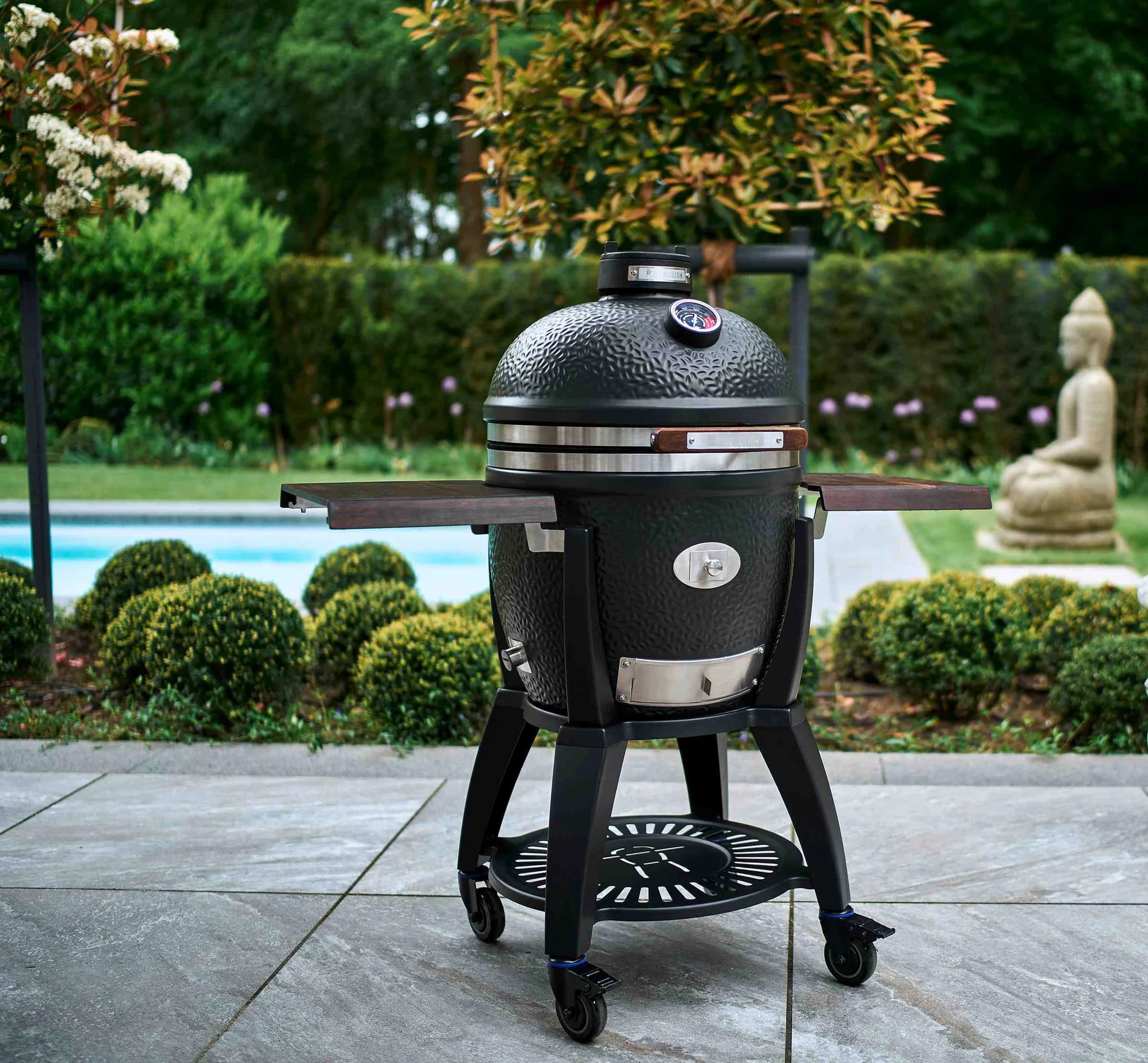 MONOLITH AVANTGARDE Kamado auf einer Gartenterrasse am Pool