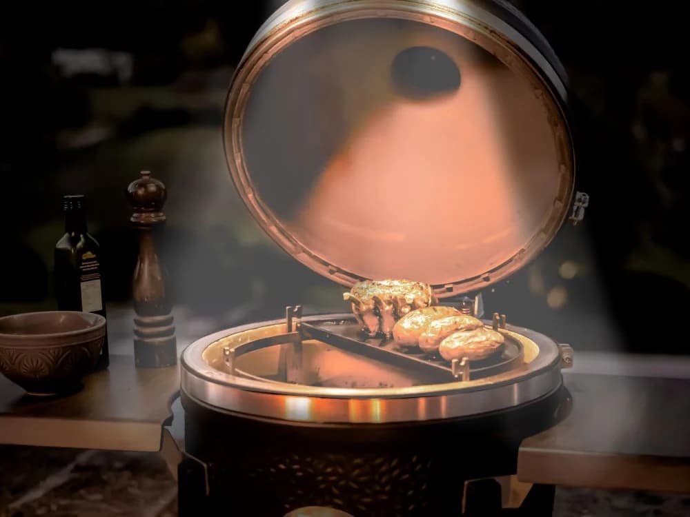 MONOLITH Kamado am Abend, offener Deckel mit LED-Licht über der Glut